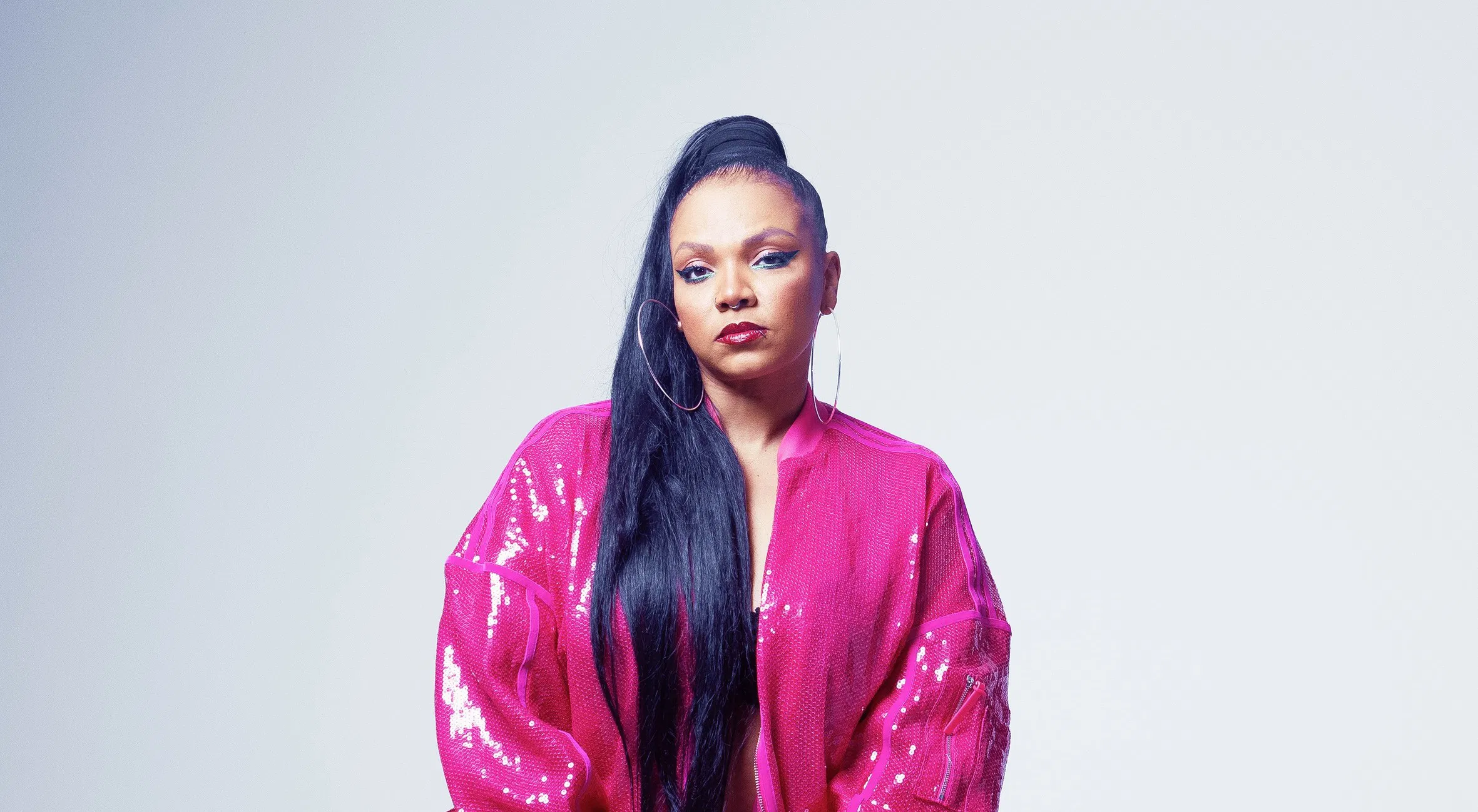Idra Kayne, one of the most charismatic and dynamic performers on Greece’s music scene, presents the All Feminine Music Set as part of WOW Athens 2025—a concert celebrating women’s creativity on Saturday, April 5, at the SNFCC Agora.